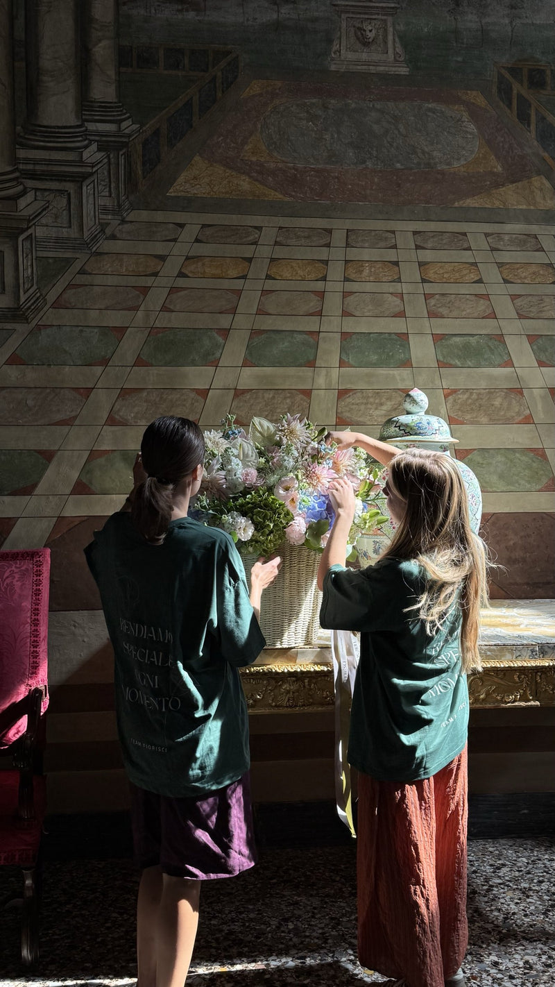 Le fioriste di Fiorisci allestiscono una composizione in un palazzo storico