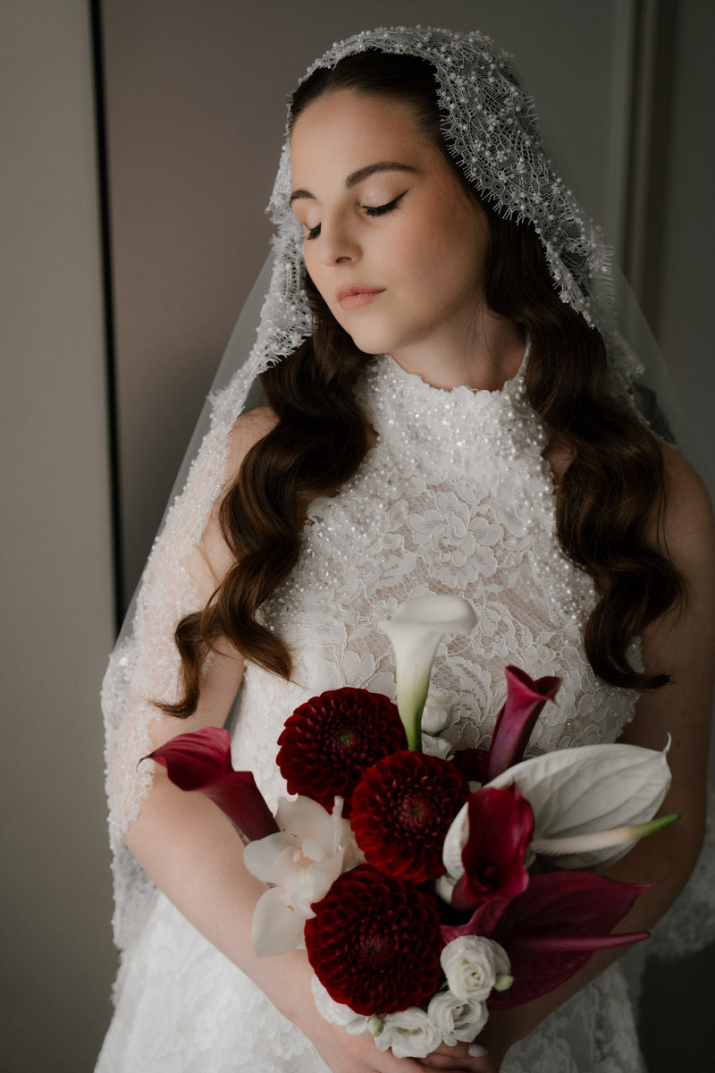 Sposa con bouquet di dalie bordeaux, calle e anthurium