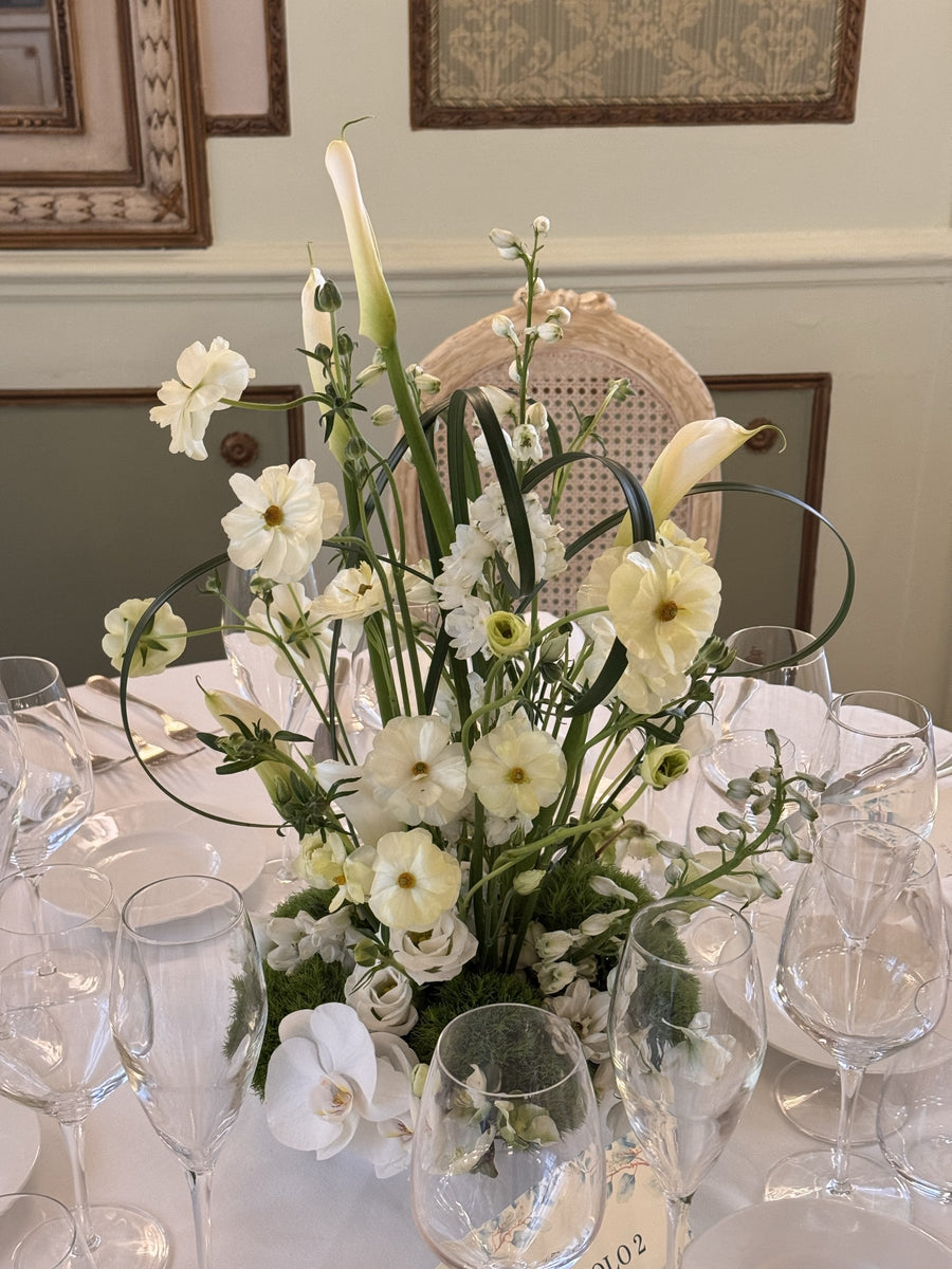 Centrotavola bianco con calle, ranuncoli e orchidee
