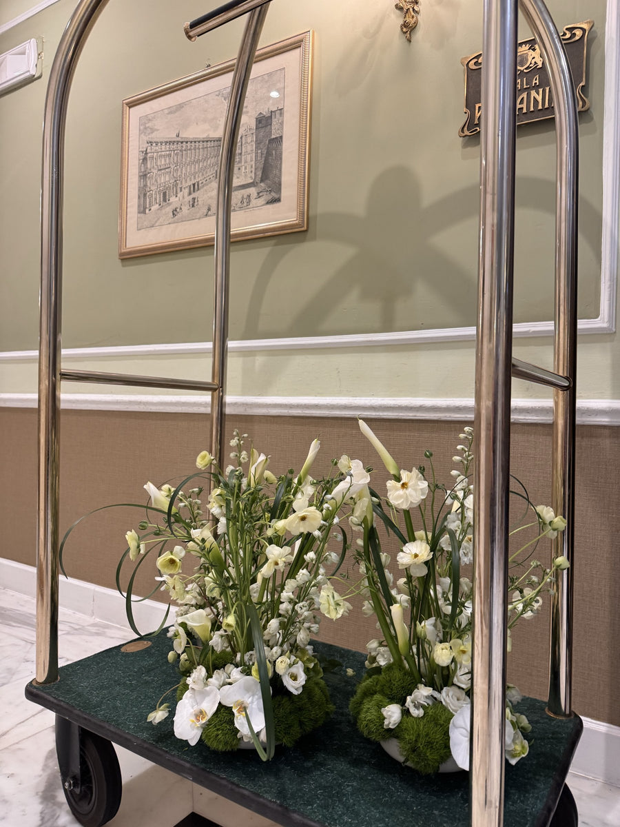 Due composizioni bianche con calle, ranuncoli e orchidee