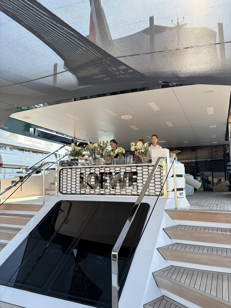Allestimento floreale bianco sul ponte di poppa di uno yacht per un evento